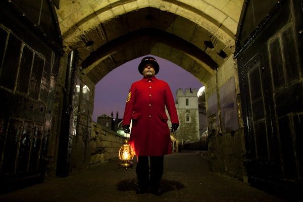 Chief Yeoman Warder at the Ceremony of the Keys Best things to do in London England— travel and house swap with HomeExchange
