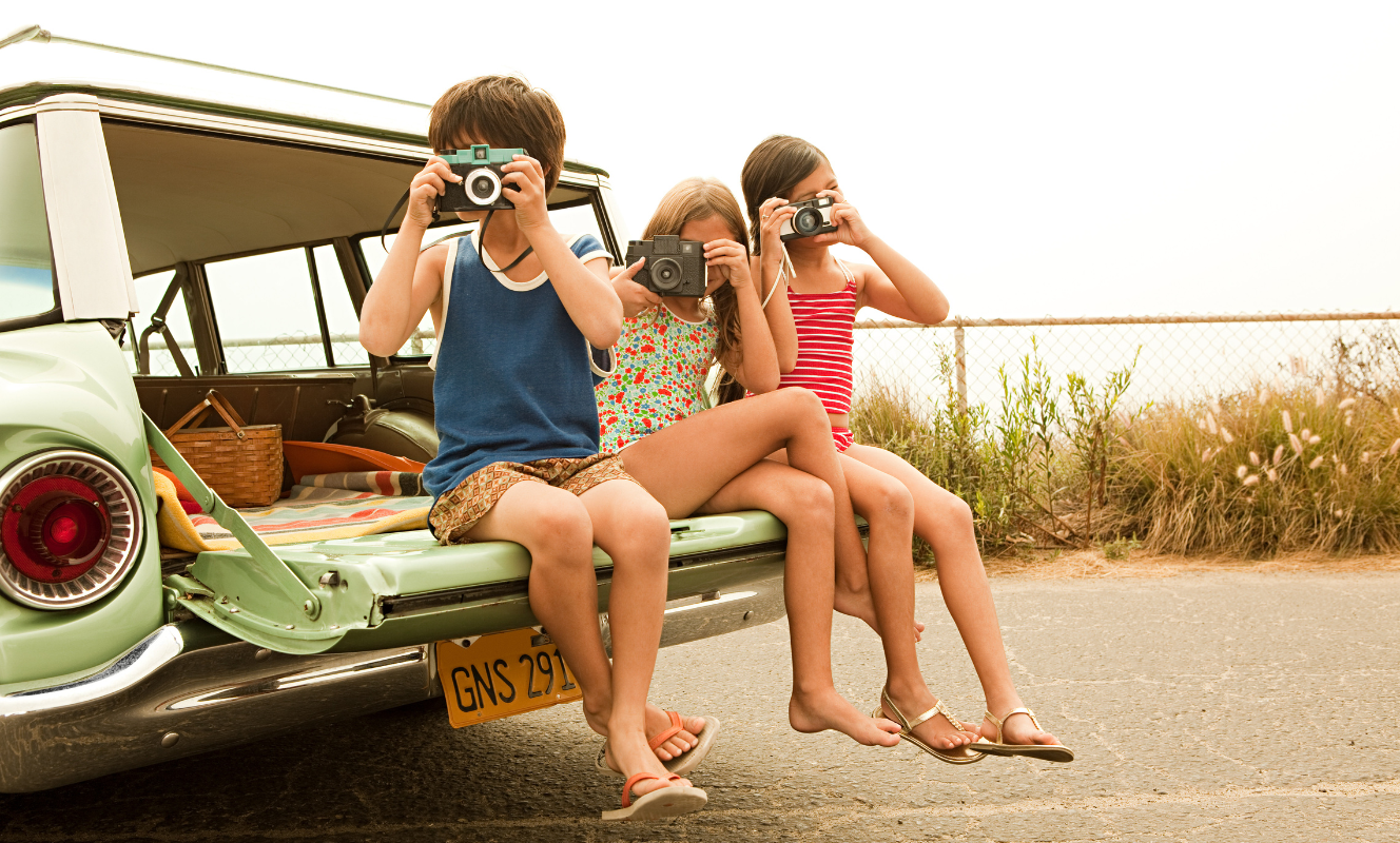 Road trip мод. Плейбой дорожное путешествия. Holiday trip. Travelling teenagers детские картинки. Vacation photos.