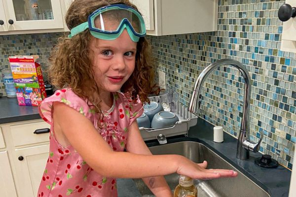 Kid-washing-hands-in-HomeExchange
