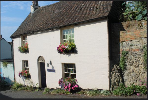 Seaside Traditional English Cottage - One hour from London