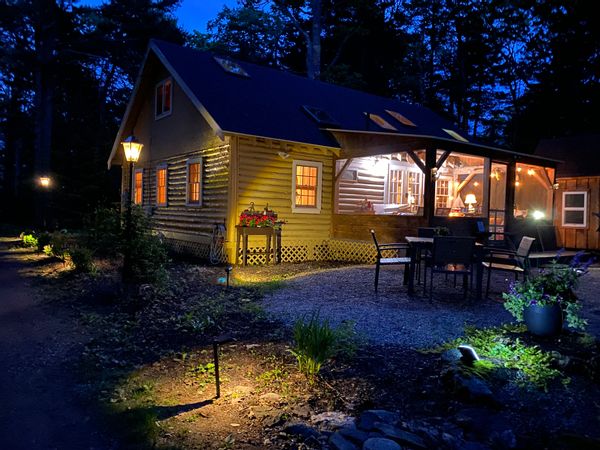 Beautiful Authentic and Totally Modern Log Cabin in Boothbay Harbor Maine. Very unique experience!