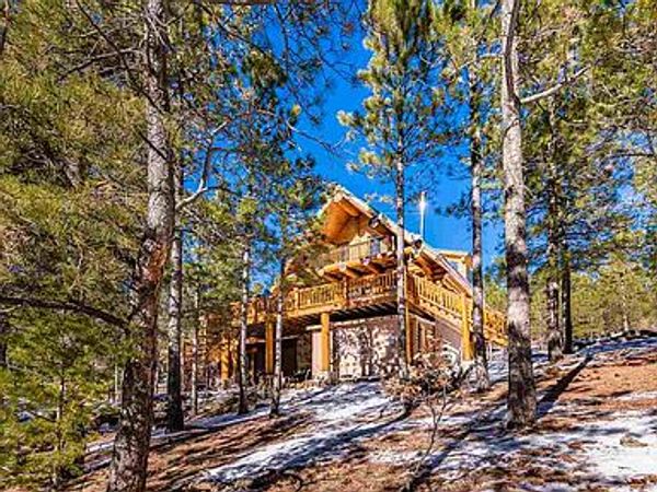 Beautiful cabin in Rocky Mountains, near lakes, river, golf, skiing
