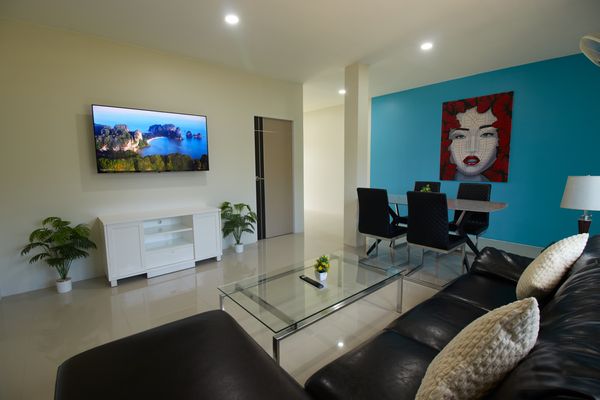 One Bedroom Apartment 15-minute walk to the Beach