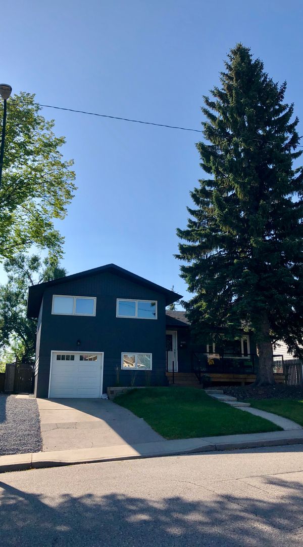 Cozy & Spacious Calgary Home: Christmas Available! Near U of Calgary!