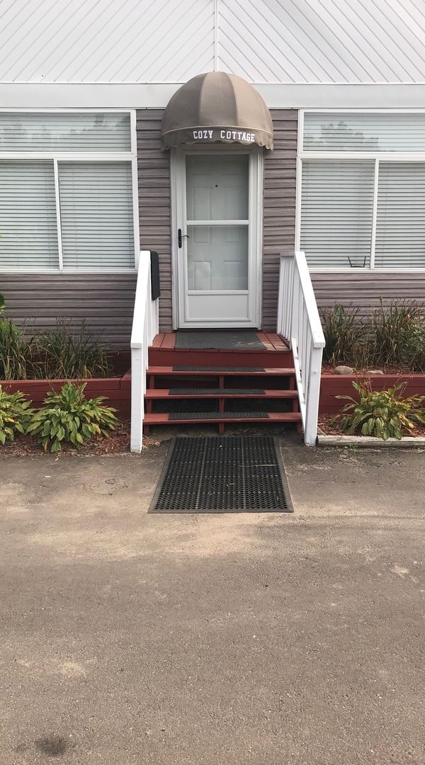 Cozy Michigan Cottage, with a golf cart ride to Lake Michigan beach