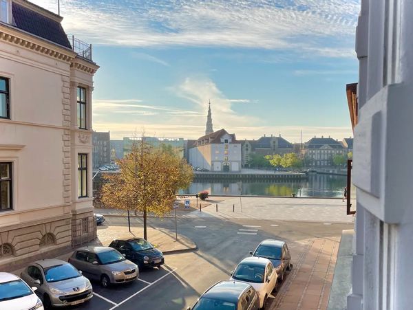 160m2 by the water w/balcony & wooden stove