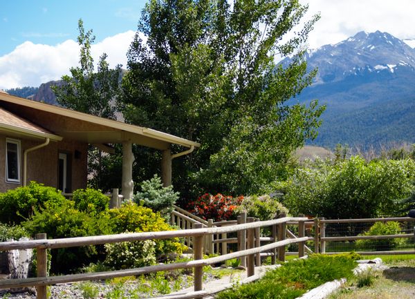 Riverside Lodge- wildlife viewing from home, mountain views, privacy, and minutes to Yellowstone! 4 BR, 3 BA