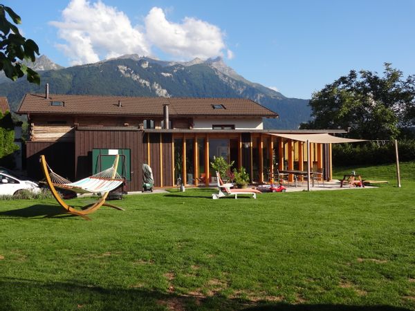 Maison familiale ensoleillée avec grand jardin, entre lac et montagnes