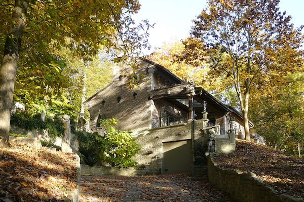TrumpetHouse.com is a unique holiday cottage in a wooded area.