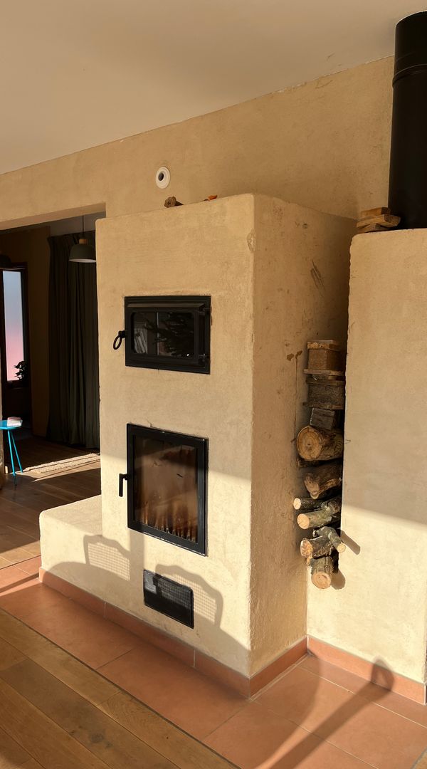 Bioklimatisk hus ved skovkanten for naturelskere og vandrere.