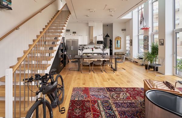 Stor etagelägenhet i unik varvsmiljö i centrala Stockholm