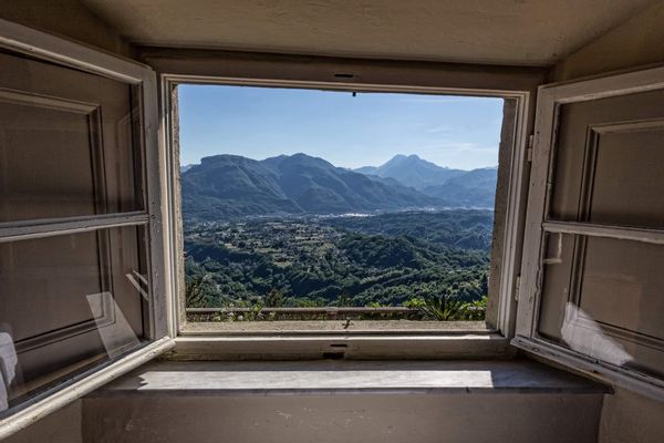 Exclusive tuscan villa, with amazing views, outdoor kitchen, private pools wine cellar and award winning garden