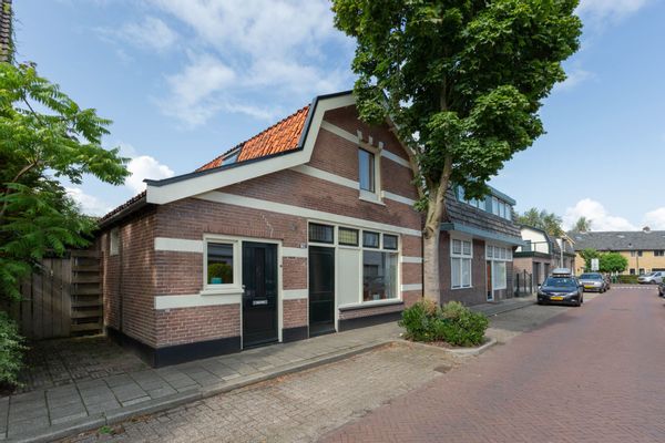 Spacious villa from 1890, just 20 mins from Amsterdam and Utrecht, incl car and sailboat.