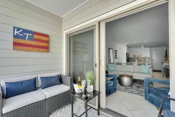 Luxurious Condo on the Beach. Walk to Dining, Shops and Endless Activities NOTE: ADULTS ONLY