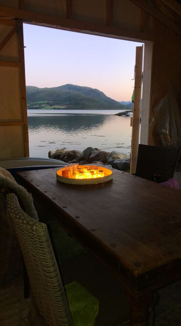 Nice small house close to the sea :-) Around here, you will find many nice mount to walk up to. Atlantic road are only 25 minutes away from the house whit car. You use 20 minutes to closest town Molde and 50 minutes to other town Kristiansund.