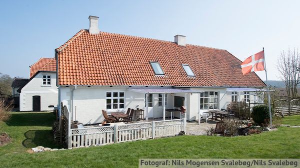 Et finurligt indrettet, TV - kendt hjem i genbrugsdesign med en fantastisk have og 4 km til friluftsbad.