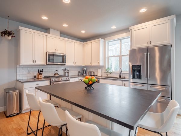 Bright NE Portland Craftsman — Walkable, Family-Friendly, Sleeps 4