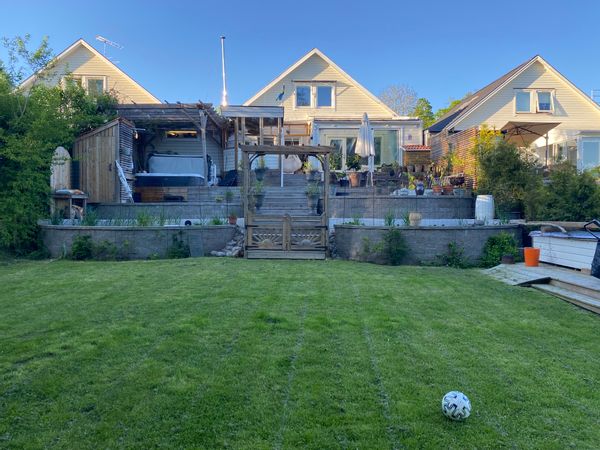 Trivsamt radhus med inne spabad och en vacker trädgård