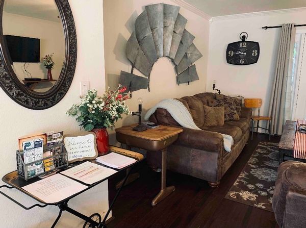 Ellah Rose’s in the beautiful hill country, walking distance to shops and night life in the heart of Texas wine country!