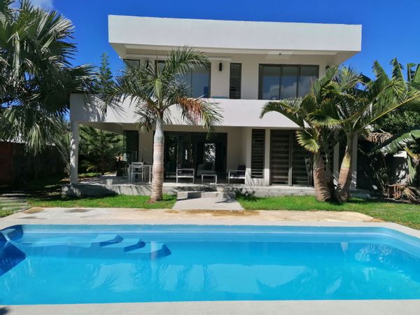 Shared modern villa, Private pool,10 mins walk to the beach