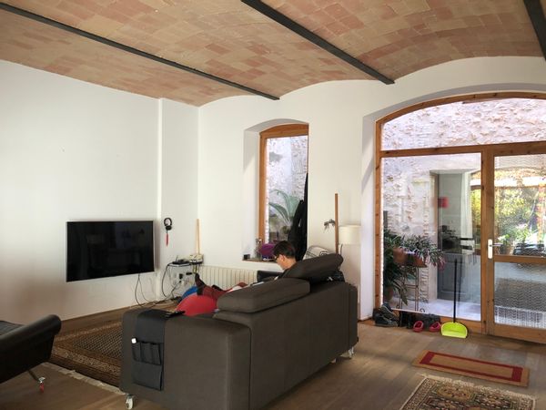 Casa con patio, piano, jardín con cubierto y barbacoa. Estilo catalán del 1802. Parking moto, bicicletas disponibles. Barrio del centro a 400 metros Museo Dali.