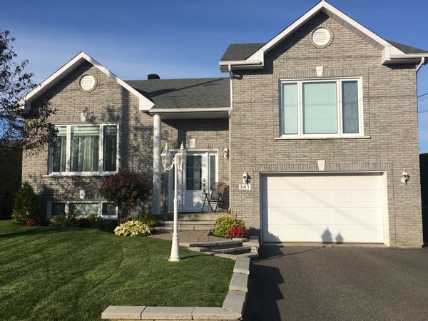 Beautiful house with heated pool 25 min. from Quebec City.