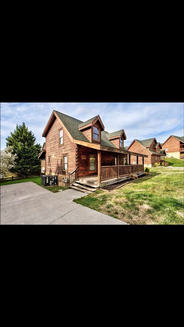 Snuggle Bear Cabin / 10 miles to Great Smokey Mountains  / Guest points only.