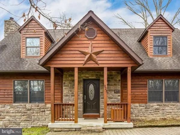 Modern cabin in the Appalachian Mountains 15 minutes away from adorable Berkeley Springs.