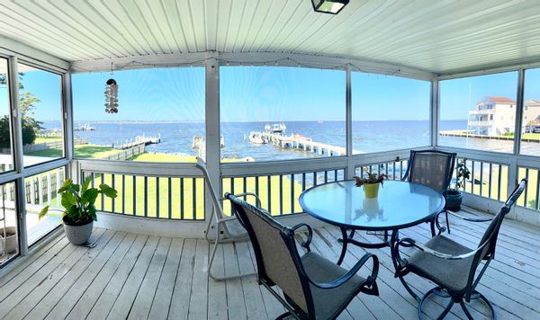 Soundfront beach bungalow in Kitty Hawk Bay, 1 mile from ocean beaches.