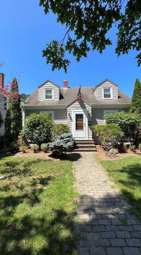 Cozy home near the bay in the Ocean State!