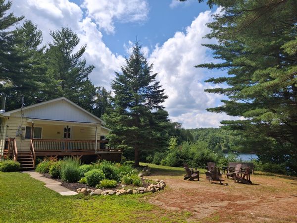 Charming Lakefront Family Cottage with Private Beach