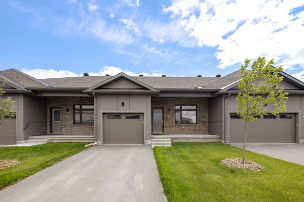 House Built in 2023 - 3 Bedroom / 3 full Bathroom in Arnprior. 40 km's from Ottawa