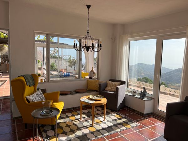 On top of the mountains overlooking the sea! 1 hour from Málaga