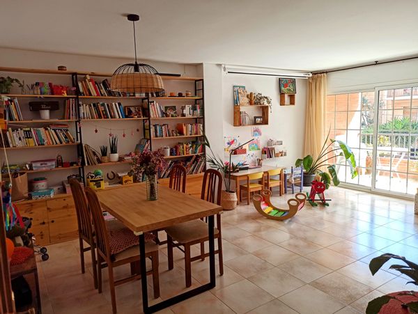Family-friendly apartment in beautiful coastal town, 30 minutes away from Barcelona