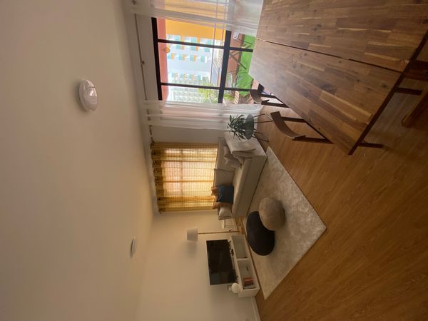 Bright, spacious, and quiet 2 bedroom near the beach