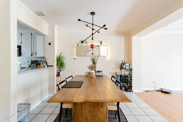 Private bedroom in 2b2.5b house with shared living room with host