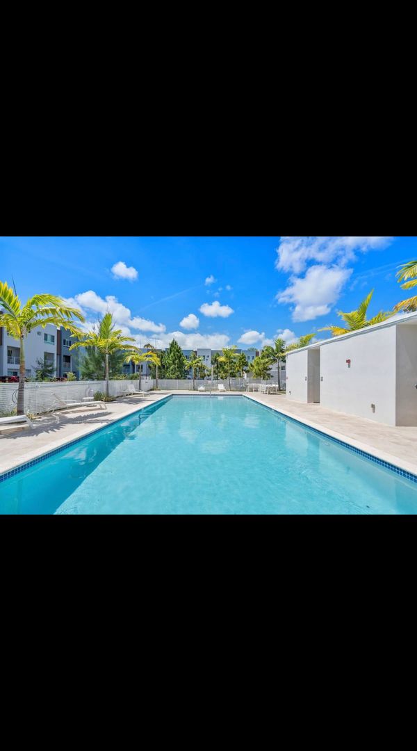 Walk to Aventura mall