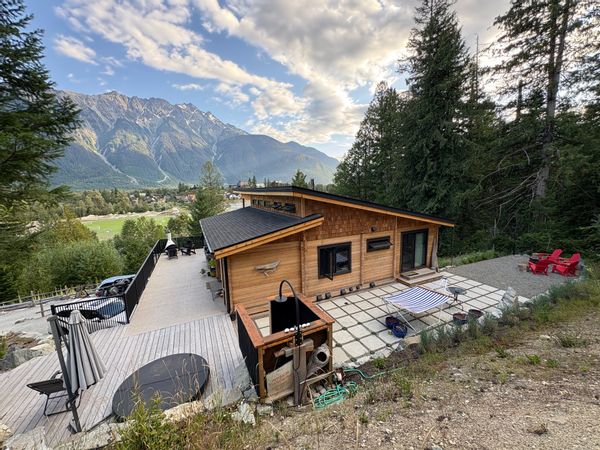 Mountain biking and ski vacation retreat in Pemberton, 20+ mins from Whistler