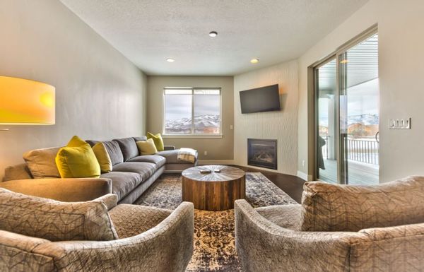 Lakefront townhome minutes from Snowbasin & Ogden with 3 bedrooms and a bunk room