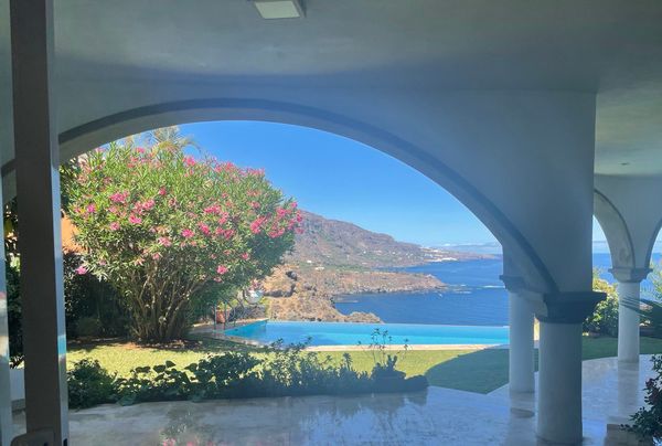 David and Amenehs hus