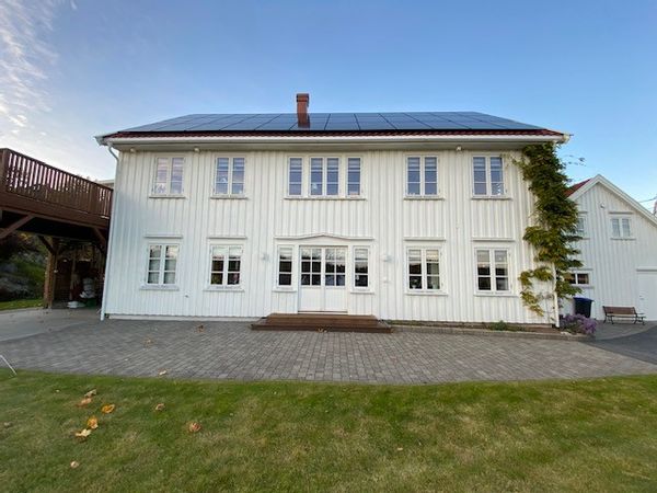 Modern lake view house, close to beaches and forests