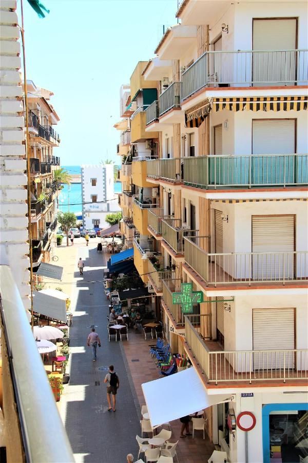 Kids-friendly 3-bedroom apartment in the port of Javea right at the sea!