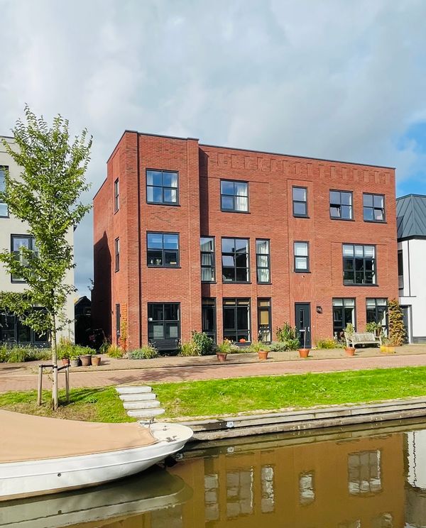 Newly built home. 4 bedr and 2 bathr, in the picturesque town of Muiden. 15 min from Amsterdam.