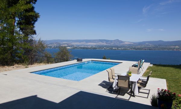 Amazing lake view house in Western Canada with pool and hottub