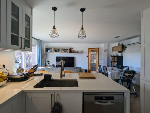 Bright and open concept apartment in beach town - Just 20 min from Barcelona