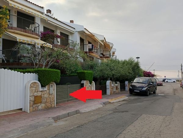 Gran casa de 4 plantes a tocar de la Mediterrània