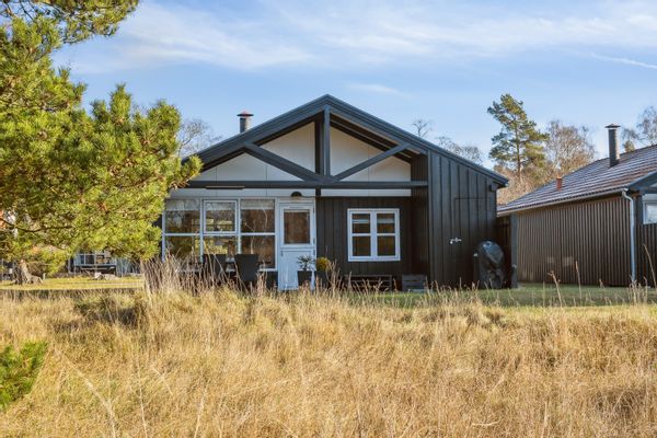 Charming wooden cottage 200 m from the beach