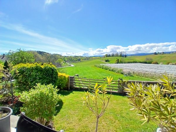 Private double bed room with it's own bath room on a nice private house.