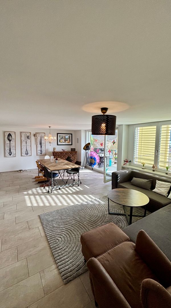 Sophia‘s Lakehouse with Cats