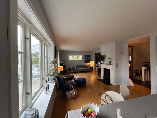 Big open house, with large terrace and charming garden with fruit trees. 10 mins from 30+ beaches, 2hrs from Sweden, 1:30mins to Oslo and surrounded by beautiful nature. Sandefjord is a busy town with a busy cultural calendar and close links to Norway's Viking History.